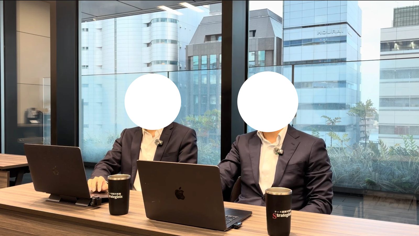 フェルミ推定の解き方を対談形式で解説するStrategistsの講師（講座「フェルミ推定完全攻略」の収録風景）